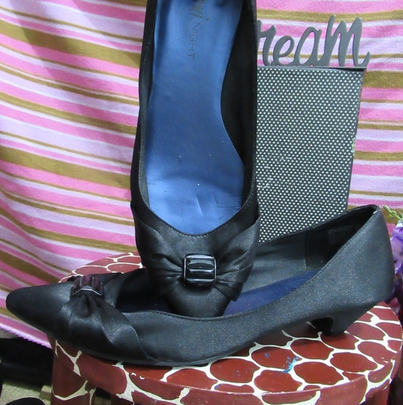 Ladies size 8.5 shoes - Picture 3 of 6